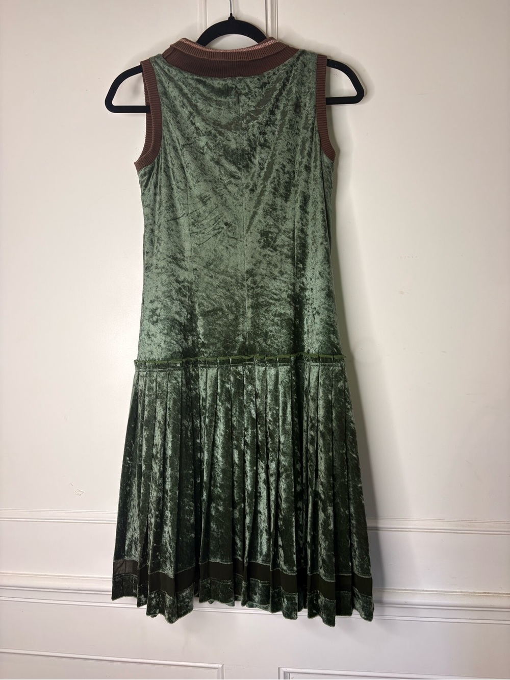 Sleeveless 1920’s inspired Olive Green Velvet Pleated Dress with Contrast Trim - Picture 7 of 16